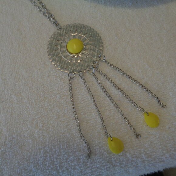 VINTAGE RETRO YELLOW FLOWERS PLATE & 2 NEW NECKLACES STYLED OLD LOT - Picture 7 of 7